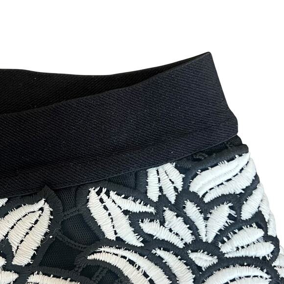 BCBG Maxazria Black White Lace Overlay Embroidered Pencil Skirt Size M - Picture 4 of 14